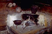 Na odprtem ognjiu so pastirji kuhali sir na kamniti ploi - sedouniku (T. Cevc, 1996).