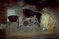 Na odprtem ognjiu v Preskarjevi bajti so kuhali kot doma v pei (T. Cevc, 1996).