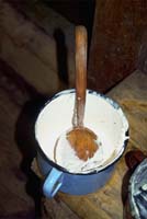 Z leseno zajemalko, posnemauko, posnemajo smetano z mleka (T. Cevc, 1996).