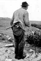 Po stari navadi so nosili pastirji sekirico zataknjeno zadaj za pas (T. Cevc, 1967).