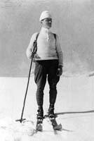 Emil Cevc, trgovec iz Kamnika, eden prvih smuarjev na Veliki planini po prvi sv. vojni (1928).