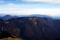 Velikoplaninski pašniki zajamejo več kot 1000 ha površine. Pogled na Veliko planino z Mokrice (T. Cevc, 1996).